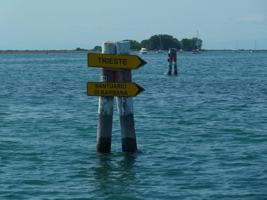 Wegweiser in der Lagune von Grado