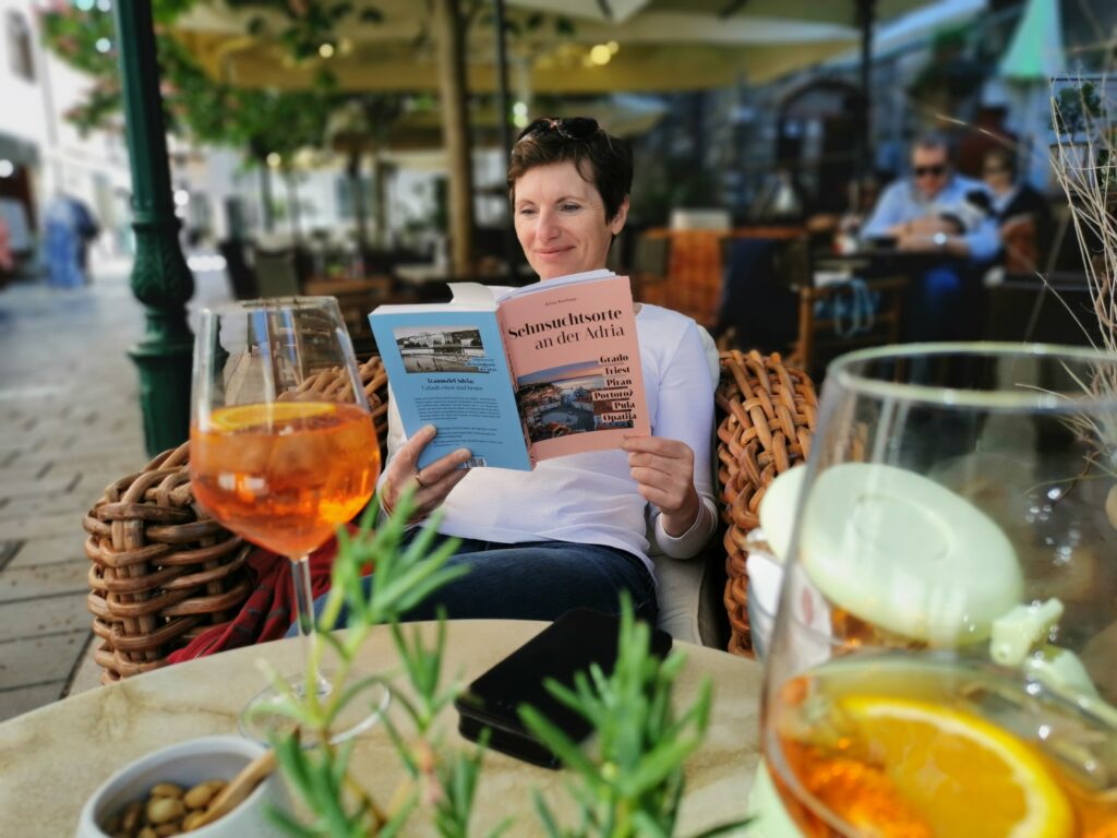 Eine Seglerin vor einem Aperol Spritz