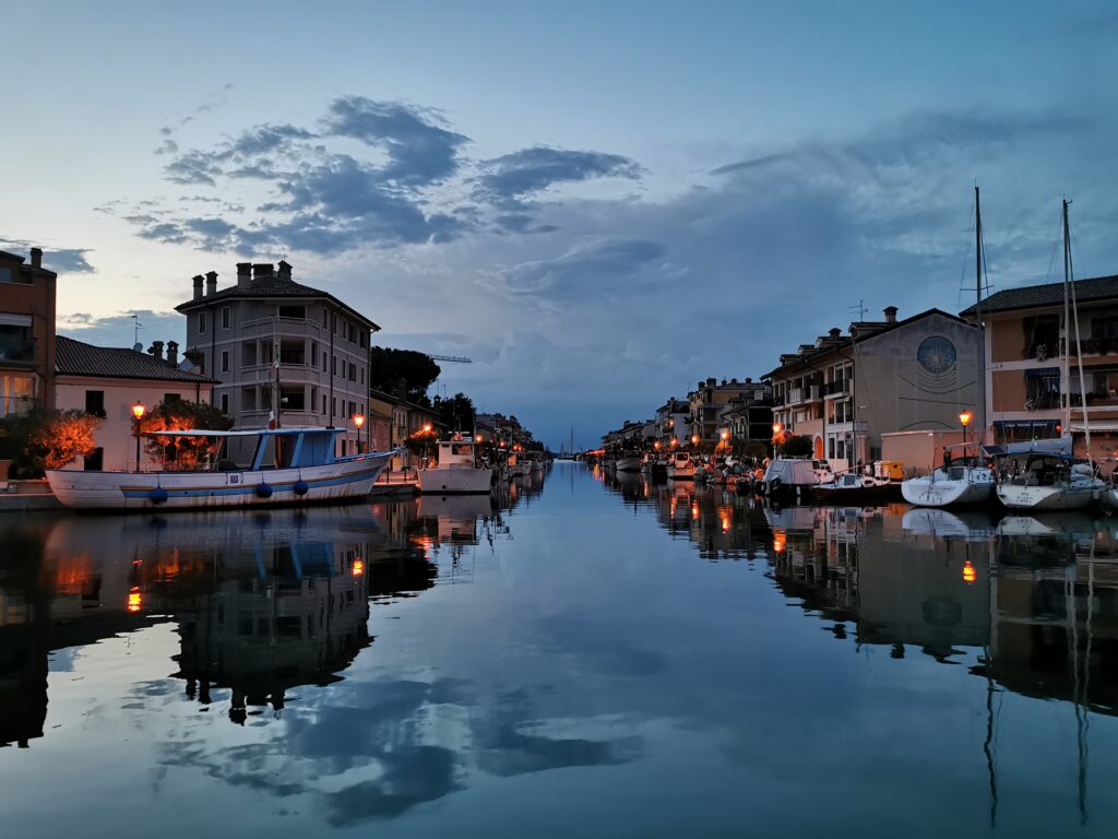 Kanal zur Einfahrt von Grado Stadthafen