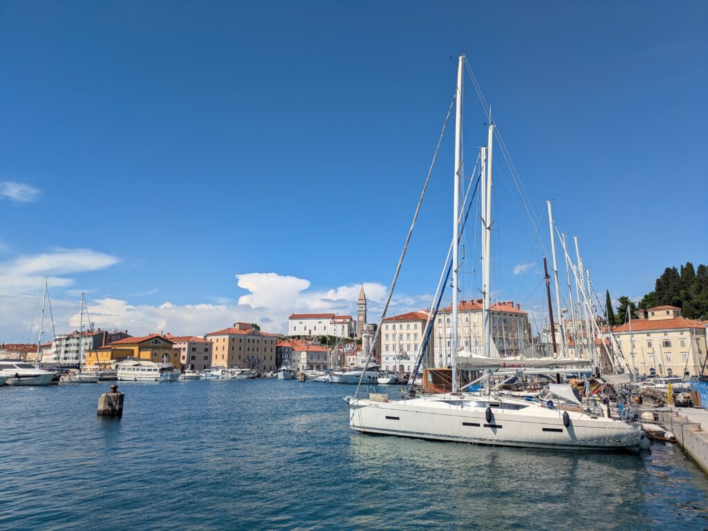Segelschiff im Hafen von Piran
