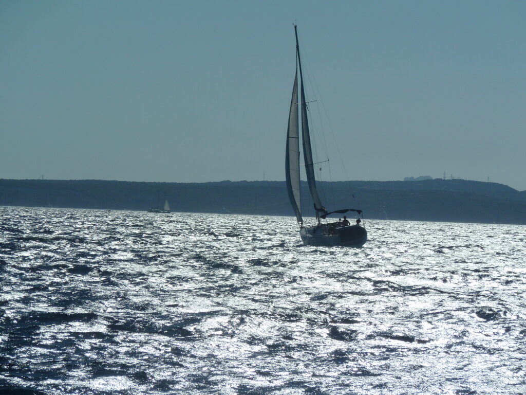 Segelboot zwischen Sardinien und Korsika