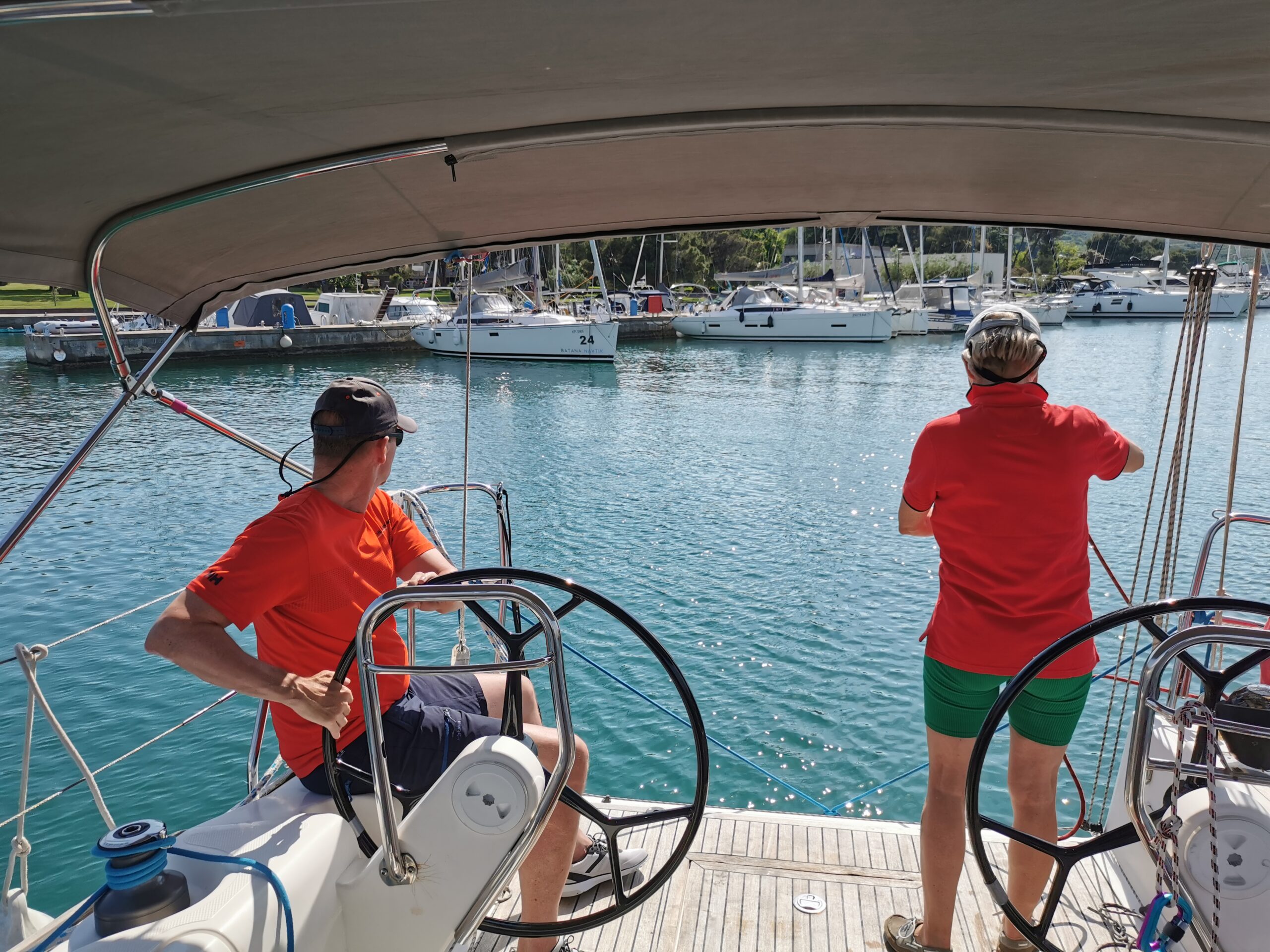 Crew beim Skippertraining im Hafen
