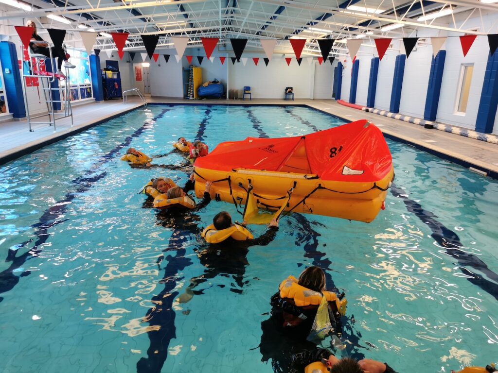 Sicherheitstraining im Pool