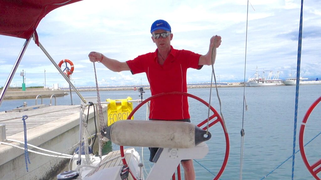 Mooring Charly zeigt, wie Fender horizontal befestigt wird