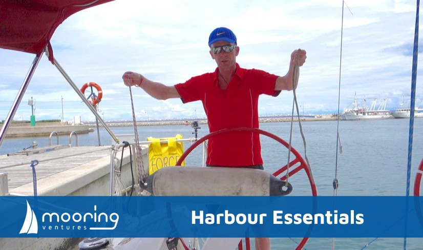 Mooring Charly zeigt, wie Fender horizontal befestigt wird