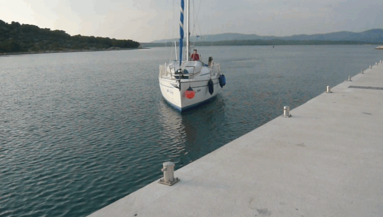 Seitliches Anlegen mit einem Segelboot